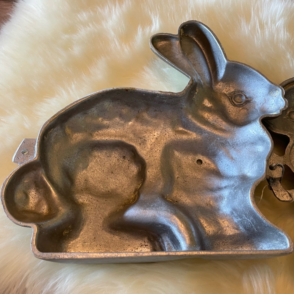 v i n t a g e Heavy Cast Aluminum 3D Bunny Cake Mold - Picture 5 of 8